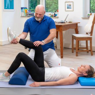Thorsten Schmidt bei der Behandlung einer Patientin